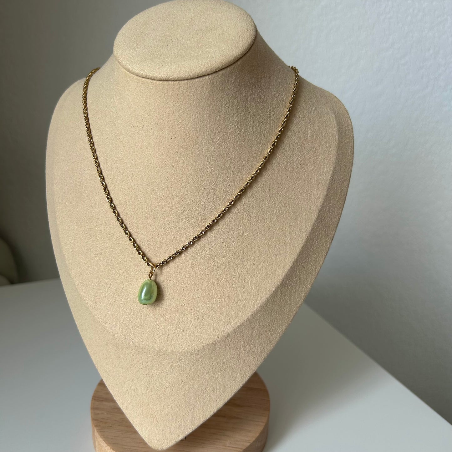Modèle unique - Collier torsadé perle verte